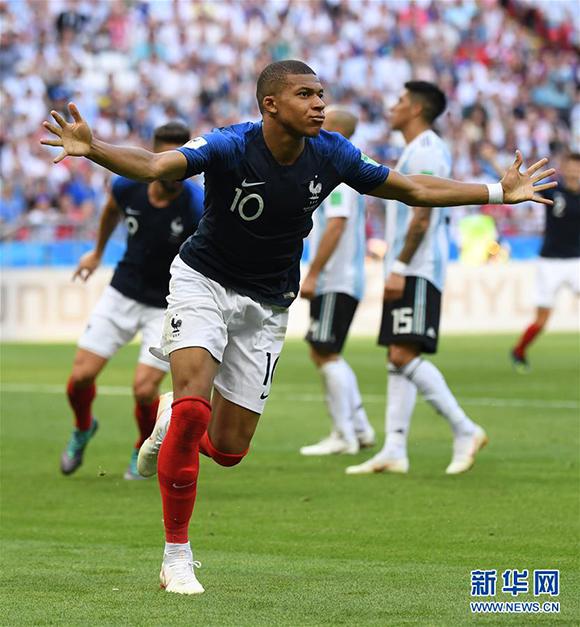 詹姆斯篮板抢断关键时刻锁定胜局（关键时刻，詹姆斯以篮板与抢断锁定胜局）