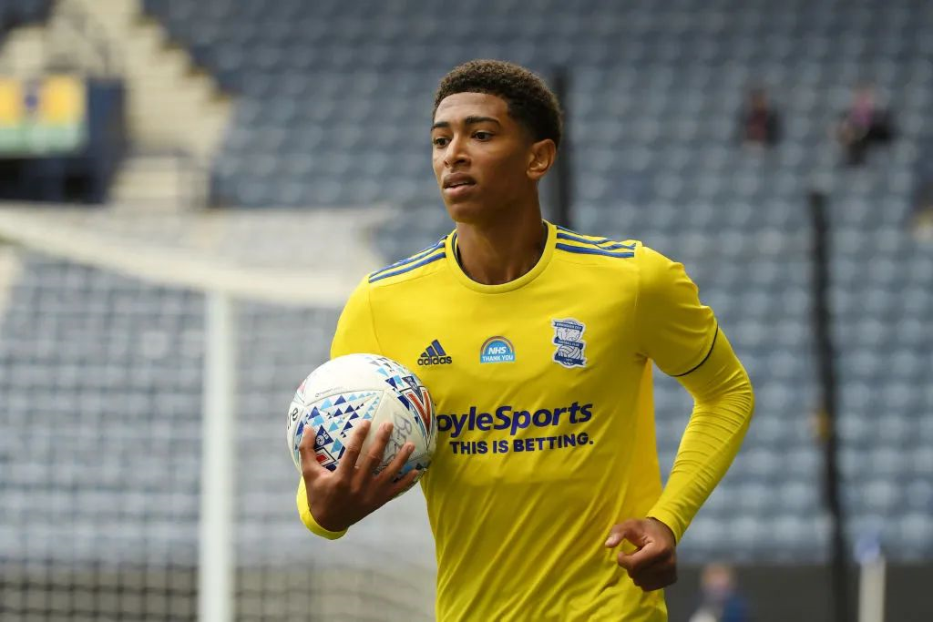 德甲战报：凯恩替补登场戴帽，拜仁5-0狂胜十人斯图加特