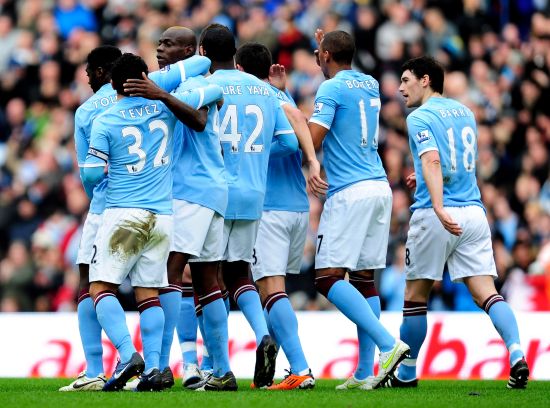 阿隆索帅位堪忧，两大潜在继任者浮出水面，齐达内和渣叔谁更适合？（阿隆索帅位告急：齐达内与克洛普成热门接班人，谁更契合？）