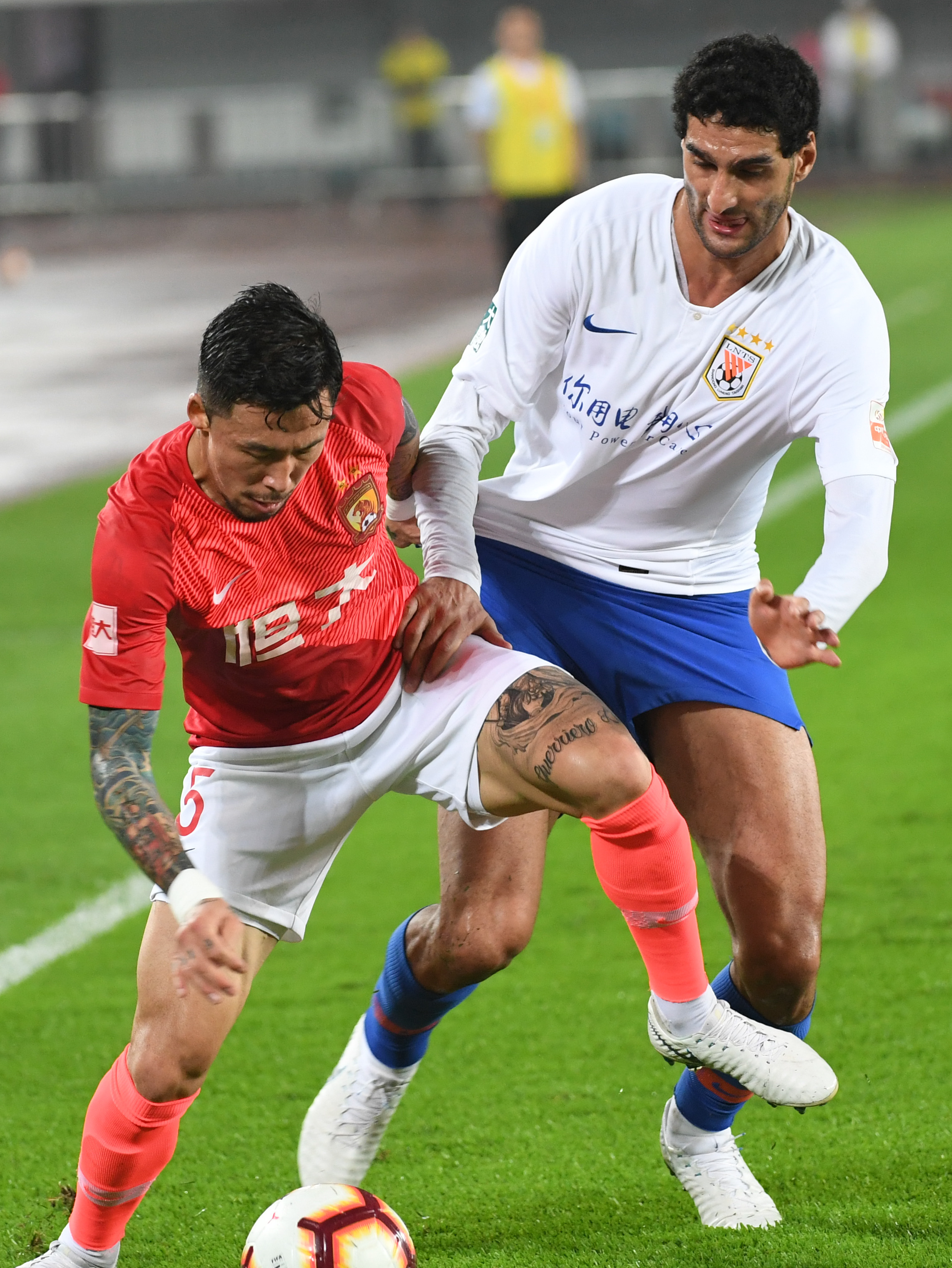 绿茵场上的百年世仇，皇马与巴萨，一场足球背后的政治战争（皇马与巴萨：百年宿敌，球场之外的政治角力）