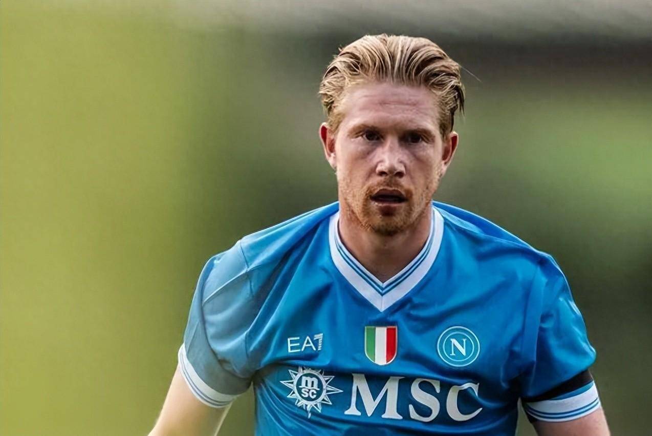 德尚在克莱枫丹问候球员：为卡马庆生、与坎特重逢（德尚抵达克莱枫丹慰问队员：为卡马庆生，重逢坎特）