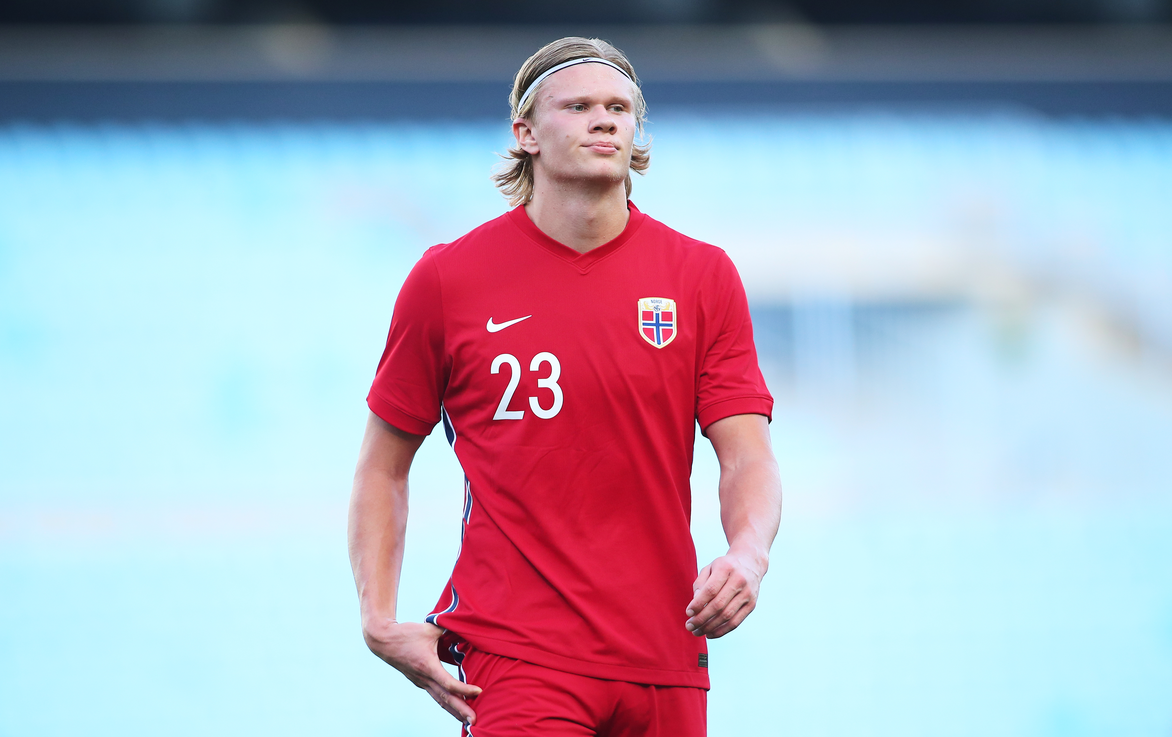 球迷现场尖叫不断（球迷现场尖叫声此起彼伏）