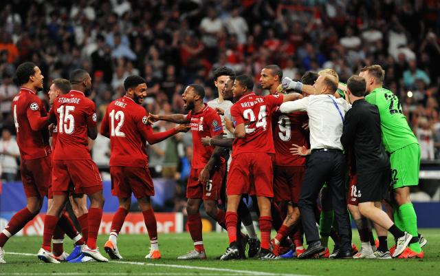 欧冠前瞻：阿贾克斯客战黑马卡拉巴克，能否期盼取得首胜？（欧冠展望：阿贾克斯做客挑战黑马卡拉巴克，首胜能否到来？）