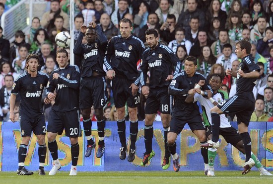 奇闻揭秘：巴西球星自掏腰包加盟中超，为追逐梦想付出数十万代价（巴西球星为圆梦自费数十万加盟中超）